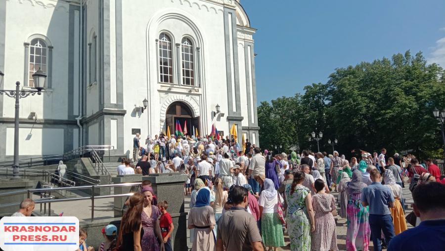 Сотни Краснодарцев Поучаствовали В Крестном Ходе В Честь Дня Семьи, Любви И Верности. Показываем, Как Это Было